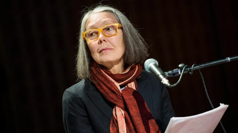 « SA VOIX EST UNE MERVEILLE »: QUAND ANNE CARSON, PRIX NOBEL DE LITTÉRATURE 2026, ENCENSAIT ROSALIA APRÈS L’AVOIR VUE EN CONCERT