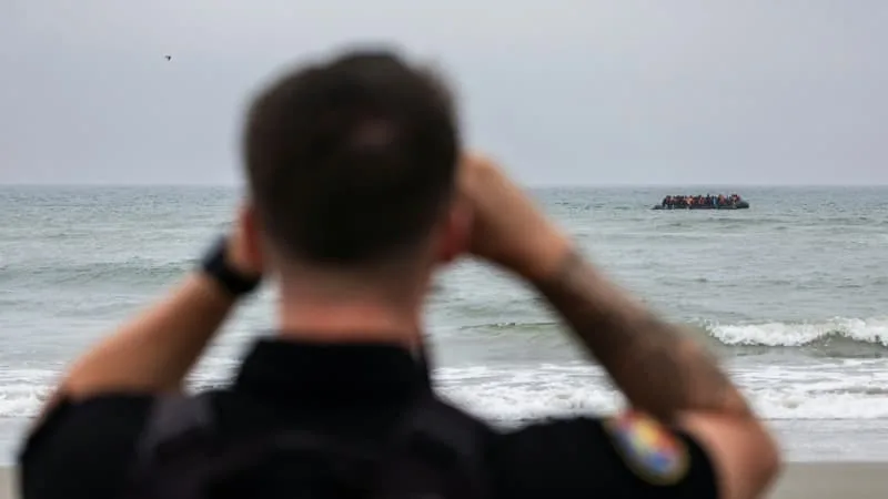TRAVERSÉE DE LA MANCHE: UN HOMME CONDAMNÉ À UN AN DE PRISON APRÈS LE NAUFRAGE D’UN CANOT QUI TRANSPORTAIT 173 PERSONNES