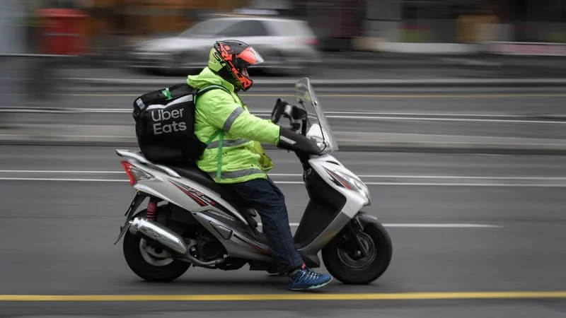 PLUS DE 19 EUROS DE L’HEURE: LES LIVREURS UBER EATS AUSTRALIENS VONT TOUCHER UNE RÉMUNÉRATION PLANCHER PRÈS DE 20% SUPÉRIEURE AU SALAIRE MINIMUM DU PAYS