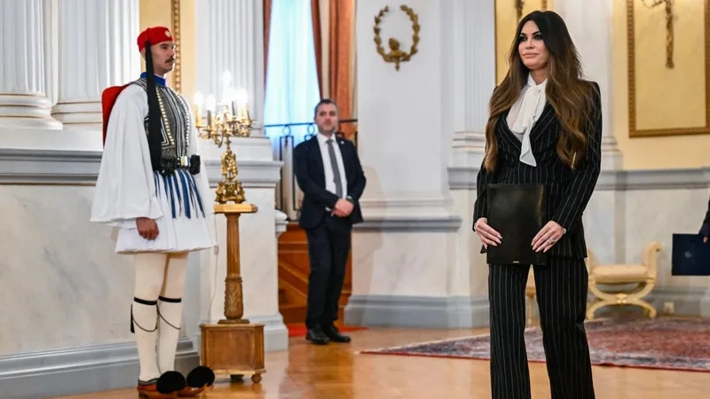 « QUELLE EST LA POSITION DU GOUVERNEMENT? »: LE RENVOI DE L’AMBASSADRICE AMÉRICAINE EN GRÈCE AU CENTRE D’UNE CONFRONTATION POLITIQUE À ATHÈNES