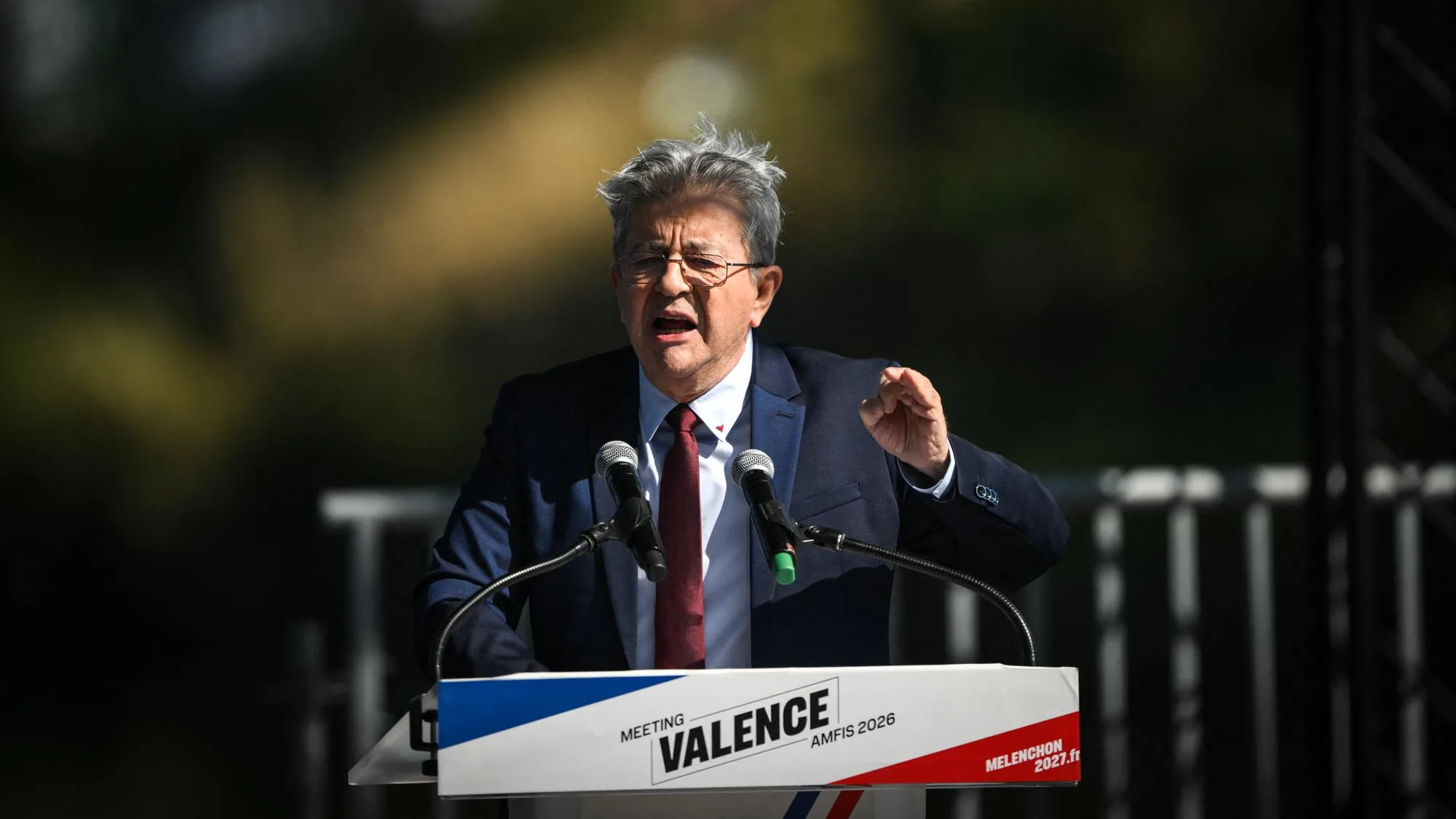 AUX AMFIS, JEAN-LUC MÉLENCHON PROMET DE CENSURER LE GOUVERNEMENT DE SÉBASTIEN LECORNU SUR LE BUDGET 2027