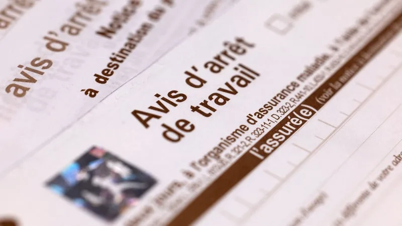 ON FRÔLE LES 2 ARRÊTS DE TRAVAIL PAR AN ET PAR SALARIÉ EN MOYENNE: L’ABSENTÉISME BAT UN RECORD EN FRANCE AU MOMENT OÙ LE GOUVERNEMENT PRÉPARE UN NOUVEAU TOUR DE VIS