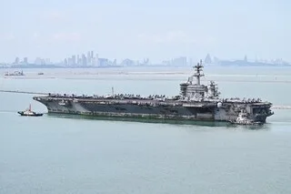 LE PORTE-AVIONS AMÉRICAIN ABRAHAM LINCOLN QUI OPÉRAIT AU MOYEN-ORIENT FAIT ESCALE EN THAÏLANDE APRÈS NEUF MOIS EN MER