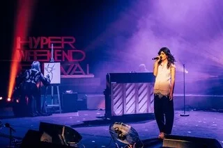 MARGUERITE ENCHANTE L’HYPER WEEKEND FESTIVAL ENTOURÉE DE SES FÉES SUR FRANCE 4