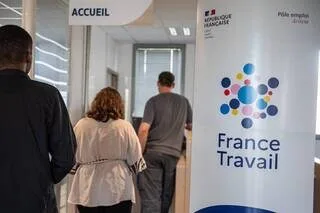 « NE PAS SE RETROUVER LA TÊTE SOUS L’EAU ALORS QU’ON PENSAIT ÊTRE TIRÉS D’AFFAIRE »: L’ASSURANCE CHÔMAGE SOUS PRESSION