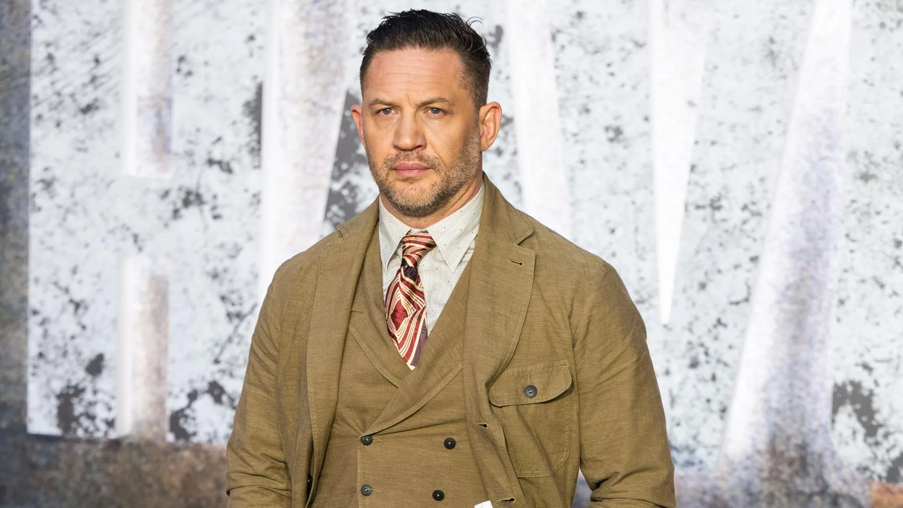 TOM HARDY A SORTI SON PREMIER ALBUM DE RAP ET IL EST BOURRÉ DE RÉFÉRENCES CINÉ