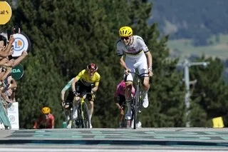 TADEJ POGACAR SUR LA VUELTA 2026 : COUP DE PUB XXL MAIS SUSPENSE QUASI NUL, QUE PENSEZ-VOUS DE LA PRÉSENCE DU SLOVÈNE ?