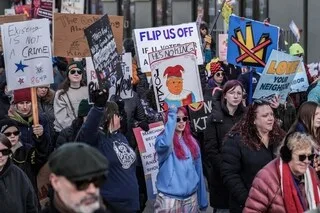 QU’EST-CE QUE LE MOUVEMENT « NO KINGS », QUI RASSEMBLE DES MILLIONS DE PERSONNES AUX ÉTATS-UNIS ?