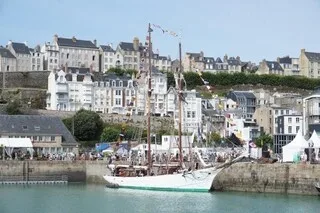LE PORT DE PÊCHE DE GRANVILLE DEVIENT UN LIEU D’EXPOSITION : UN ÉVÉNEMENT QUI SE PROLONGE JUSQU’AU 23 AOÛT