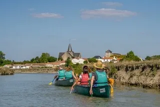 VOGUER EN CANOË DANS LE MARAIS BRETON, UNE SORTIE FRAICHEUR À TESTER PENDANT L’ÉTÉ