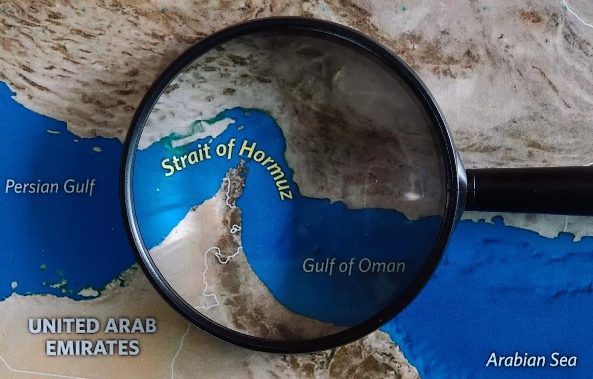 EN DIRECT GUERRE AU MOYEN-ORIENT : L’IRAN VA CIBLER TOUS LES NAVIRES S’AVENTURANT DANS ORMUZ ET DIT AVOIR FRAPPÉ UNE BASE AMÉRICAINE…
