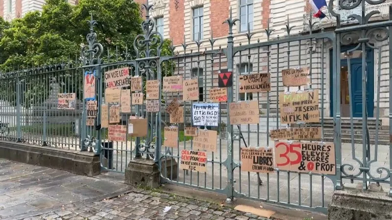 MANQUE DE MOYENS, VIOLENCES POLICIÈRES… LES LYCÉENS PEU SATISFAITS APRÈS LEUR RENCONTRE AVEC LE PRÉFET DE LA LOIRE