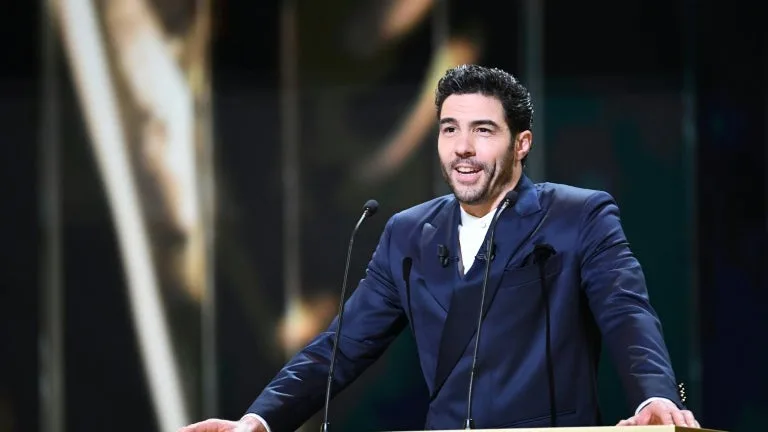 « SI ON PAIE DES IMPÔTS, C’EST POUR QUE NOS ÉCOLES AILLENT MIEUX »: TAHAR RAHIM PREND FAIT ET CAUSE POUR LES LYCÉENS