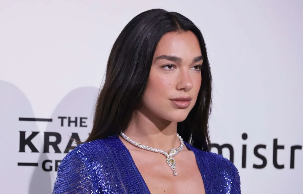 ALBANIE : DUA LIPA SOUTIENT LES MANIFESTANTS CONTRE UN COMPLEXE TOURISTIQUE EN LIEN AVEC LE CLAN TRUMP
