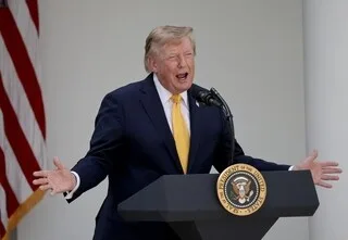 « J’ADORE LES CANADIENS FRANÇAIS » : DONALD TRUMP NIE TOUTE INGÉRENCE ET MALMÈNE MARK CARNEY SUR SON RÉSEAU SOCIAL
