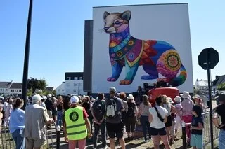 AVEC SES FRESQUES MONUMENTALES, CETTE VILLE DU MORBIHAN EST UNE CAPITALE DU STREET ART