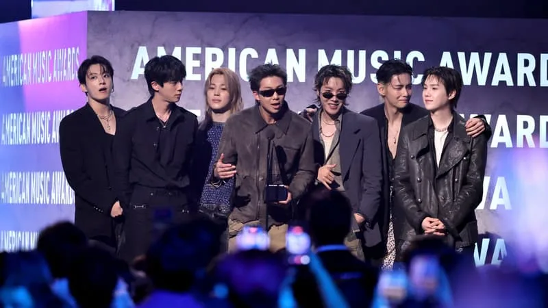 BTS: UN MEMBRE DU GROUPE DE K-POP RÉVÈLE AVOIR PERDU UNE PARTIE DE SON AUDITION À L’OREILLE DROITE