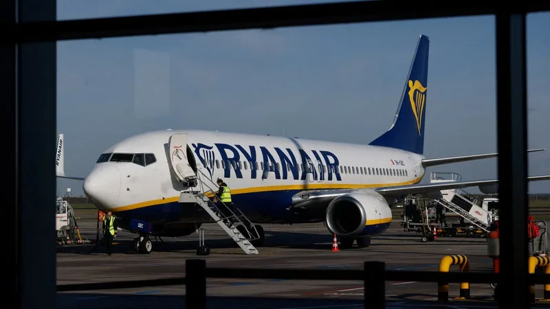 LES TARIFS DES VOLS COURT-COURRIERS EN EUROPE POURRAIENT « AUGMENTER SENSIBLEMENT »: LE PRIX DU KÉROSÈNE FLAMBE À NOUVEAU ET CONTRAINT RYANAIR À RÉDUIRE SES VOLS HIVERNAUX POUR LIMITER SES COÛTS