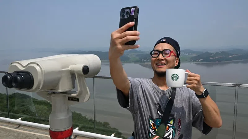 ON Y ACCÈDE EN NAVETTE, ON PASSE PAR DES CONTRÔLES MILITAIRES… AU NORD DE SÉOUL, CE CAFÉ STARBUCKS OFFRE UNE VUE IMPRENABLE SUR LA CORÉE DU NORD, DES MILLIERS DE TOURISTES S’Y PRESSENT