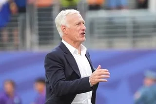 COUPE DU MONDE. LA FFF ET PHILIPPE DIALLO OFFRENT UN CADEAU À DIDIER DESCHAMPS POUR SON RECORD DE VICTOIRES