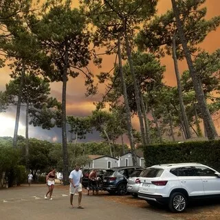 INCENDIE EN GIRONDE. « L’IMPRESSION DE VIVRE L’APOCALYPSE » : LES VACANCIERS FACE À L’ANGOISSE DE L’AVANCÉE DU FEU