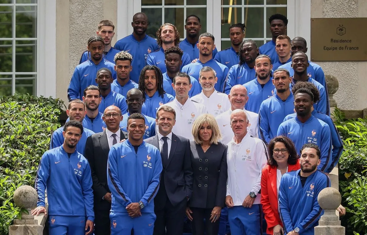 COUPE DU MONDE 2026 : EMMANUEL MACRON « INTERDIT » DE VENIR SUPPORTER LES BLEUS AUX ETATS-UNIS ? C’EST FAUX