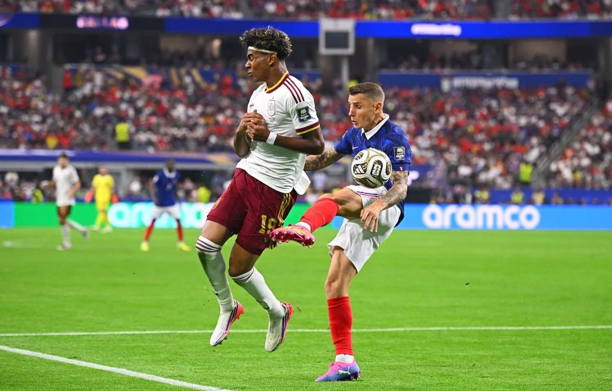 FRANCE – ESPAGNE : LA FAUTE TOTALEMENT STUPIDE DE LUCAS DIGNE SUR YAMAL QUI OFFRE LE PÉNO (ET LE BUT) À LA ROJA