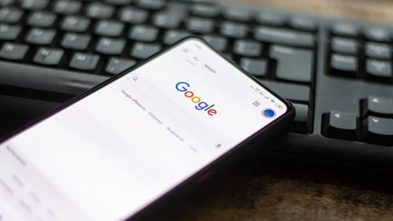 LES RÉSUMÉS PAR IA SUR GOOGLE POURRAIENT LEUR FAIRE PERDRE « ENTRE 33% ET 38% » DE TRAFIC SUR LEURS SITES: LES ORGANES DE PRESSE FRANÇAIS PASSENT À L’OFFENSIVE ET SAISISSENT L’AUTORITÉ DE LA CONCURRENCE