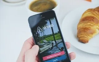 LOUER UNE VOITURE OU RÉSERVER UNE CONSIGNE DE BAGAGES : QUELS SONT LES NOUVEAUX SERVICES PROPOSÉS PAR AIRBNB ?
