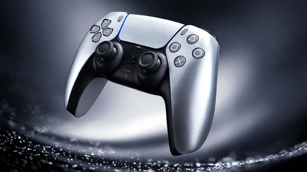 PS5 : LA SUPERBE MANETTE DUALSENSE STERLING SILVER S’AFFICHE À UN PRIX IMBATTABLE CHEZ E.LECLERC