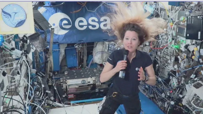 « ON SE SENT TOUT PETIT FACE À LA TERRE »: L’ASTRONAUTE SOPHIE ADENOT RACONTE SES SORTIES DANS L’ESPACE
