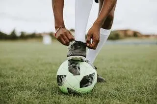POURQUOI EST-IL INTERDIT DE JOUER UN MATCH OFFICIEL DE FOOTBALL PIEDS NUS ?