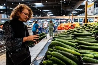 PARFOIS PLUS CHERS, PLUS PETITS… AVEC LES CANICULES ET LA SÉCHERESSE, DES TENSIONS SUR LES FRUITS ET LES LÉGUMES