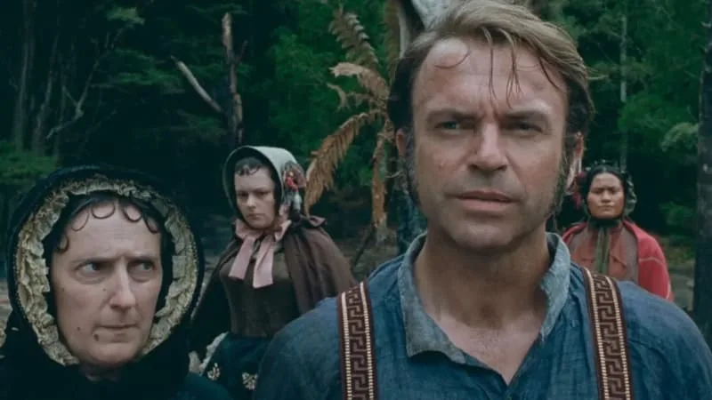 MORT DE SAM NEILL: DE « À LA POURSUITE D’OCTOBRE ROUGE » À « LA LEÇON DE PIANO », CINQ GRANDS RÔLES DE L’ACTEUR NÉOZÉLANDAIS