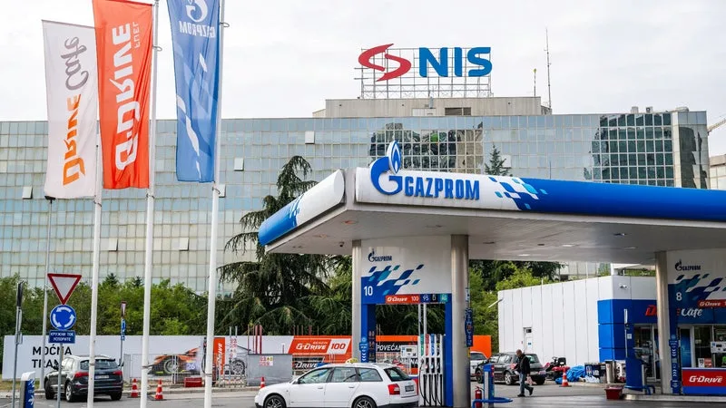 LES ÉTATS-UNIS PROLONGENT JUSQU’AU 11 DÉCEMBRE LA LICENCE D’EXPLOITATION DE LA COMPAGNIE SERBE NIS, VISÉE PAR DES SANCTIONS EN RAISON DE SES LIENS AVEC LA RUSSIE