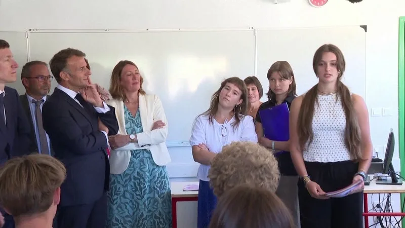 « ILS ENLÈVENT DE L’ATTENTION »: EMMANUEL MACRON JUSTIFIE AUPRÈS DES LYCÉENS L’INTERDICTION DU TÉLÉPHONE EN CLASSE
