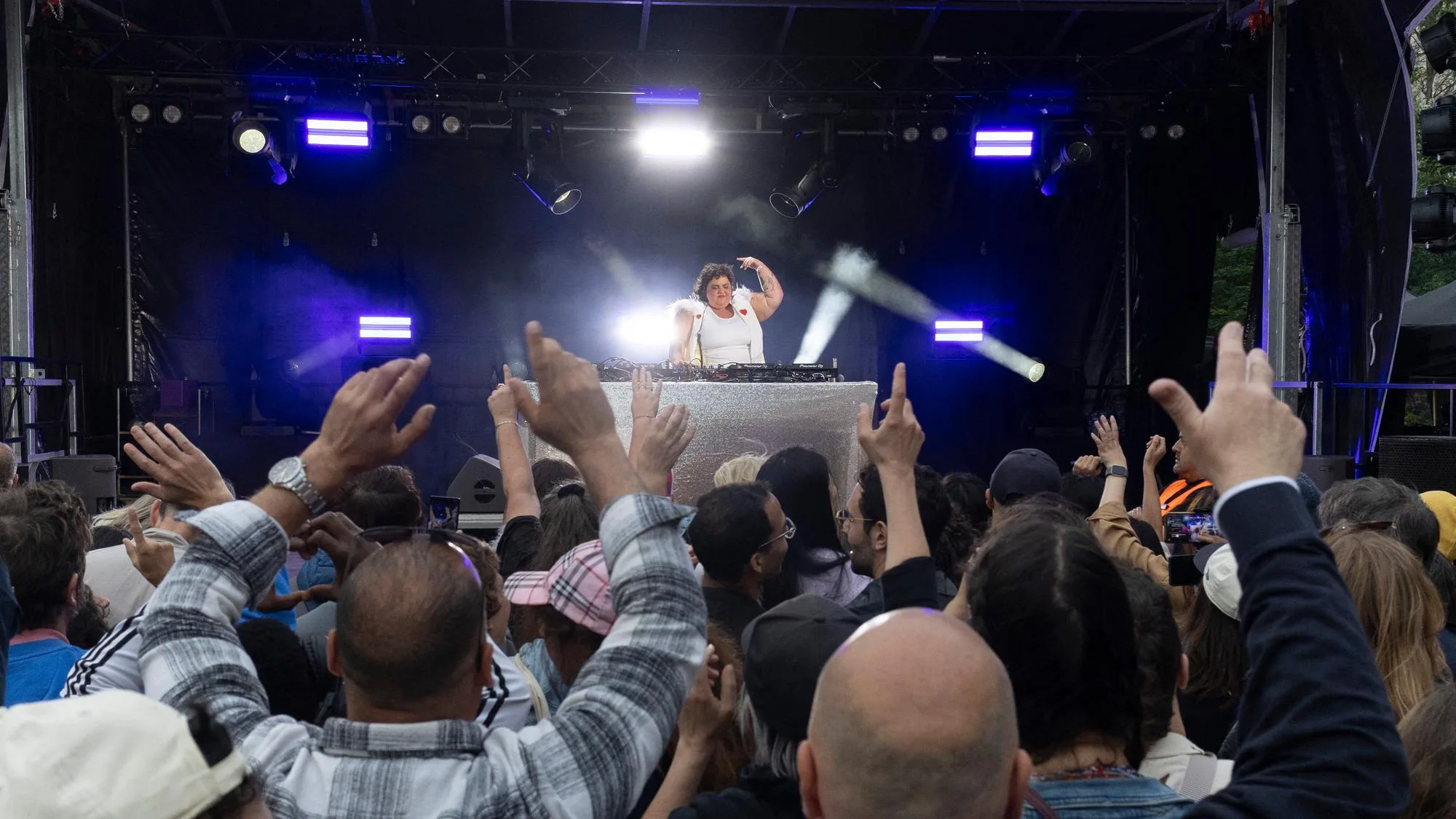 APRÈS L’INTERRUPTION DU CONCERT DE BARBARA BUTCH À GRENOBLE, LE PARQUET DE GRENOBLE OUVRE UNE ENQUÊTE