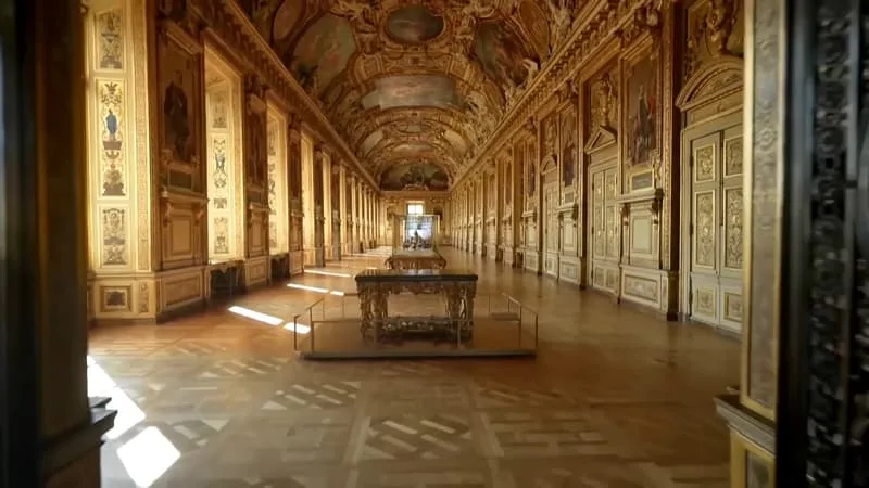 « C’EST NOTRE GALERIE DES GLACES »: APRÈS LE « TRAUMATISME » DU CAMBRIOLAGE, LA GALERIE D’APOLLON AU LOUVRE ROUVRE AU PUBLIC