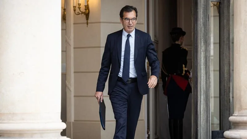 « SI C’EST UN JOLI BERMUDA BIEN COUPÉ, C’EST POSSIBLE »: LE MINISTRE DU TRAVAIL PLAIDE POUR LES TENUES LÉGÈRES POUR LES HOMMES AU BUREAU (MAIS LUI EST CONTRAINT AU COSTUME-CRAVATE)