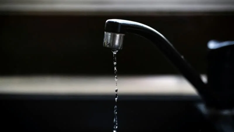 UN MAIRE MULTIPLIE LE PRIX DE L’EAU PAR 7: LES COMMUNES ONT-ELLES LE DROIT DE LE FAIRE LIBREMENT?
