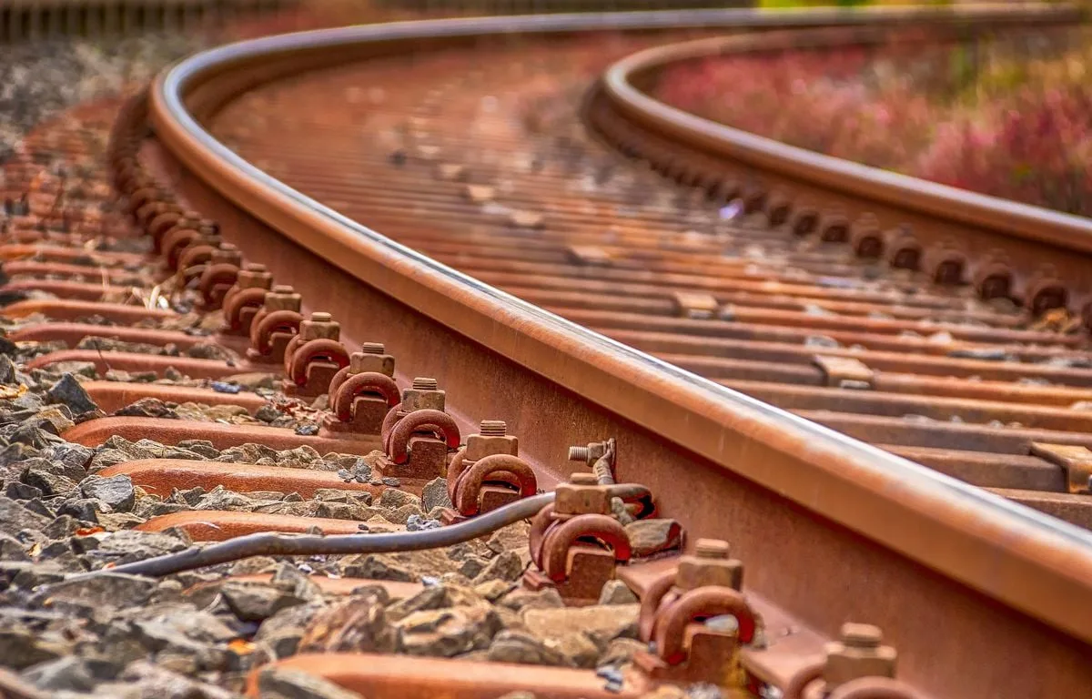 ÉTATS-UNIS : COINCÉ SUR LES RAILS, UN HOMME EN FAUTEUIL ROULANT MEURT PERCUTÉ PAR UN TRAIN DE MARCHANDISES