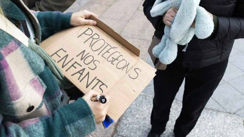 LE PREMIER ANIMATEUR DU PÉRISCOLAIRE PARISIEN ACCUSÉ D’AGRESSIONS SEXUELLES A ÉTÉ RELAXÉ