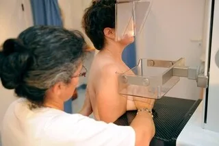 SOUTIEN-GORGE, DÉODORANTS, JEÛNE… UNE SPÉCIALISTE RÉPOND À SEPT QUESTIONS QUE BEAUCOUP SE POSENT SUR LE CANCER DU SEIN