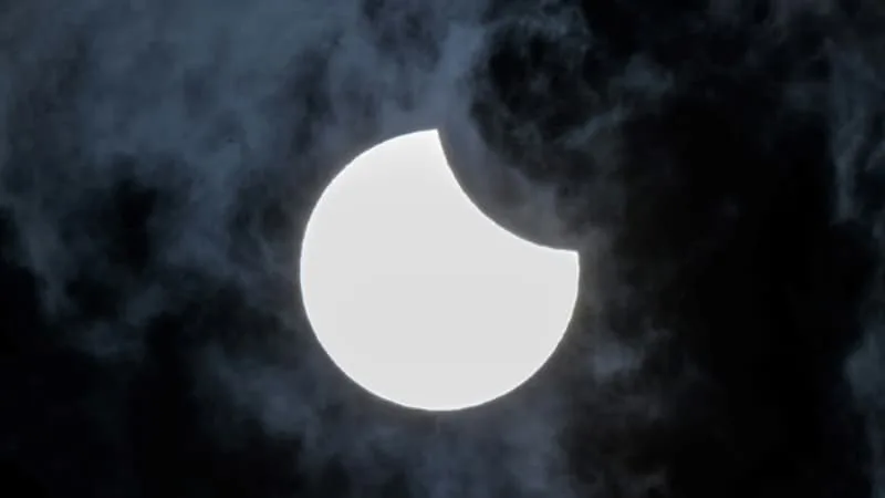 UNE BRÈVE INTERRUPTION DE LA GRAVITÉ DURANT L’ÉCLIPSE SOLAIRE? CETTE THÉORIE LOUFOQUE QUI AFFOLE LES COMPLOTISTES