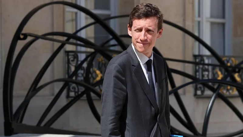 DRAPEAU FRANÇAIS DANS LES ÉCOLES DE NICE: ÉDOUARD GEFFRAY JUGE QU' »IL N’APPARTIENT PAS AUX MAIRES DE DÉCIDER D’UNE QUELCONQUE LEVÉE DES COULEURS »