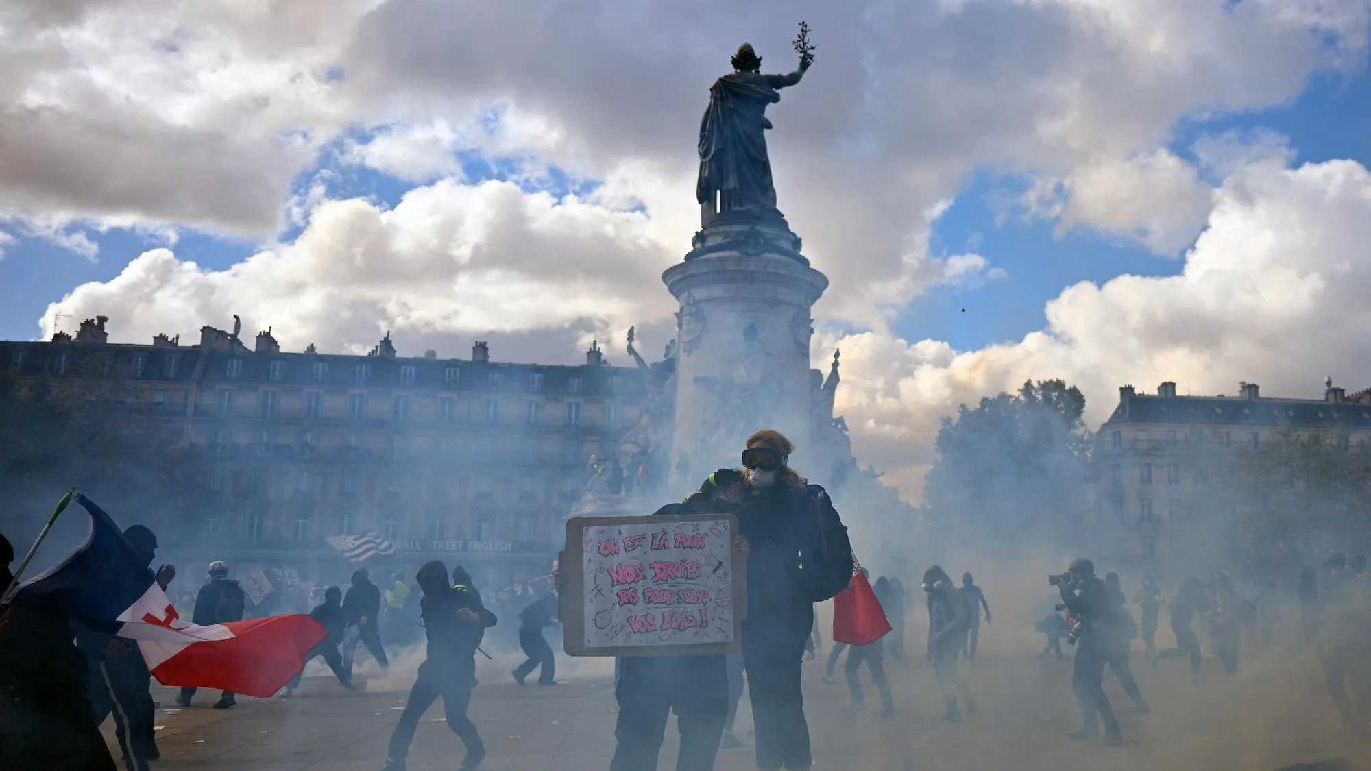 17 OCTOBRE : DES TENSIONS À PARIS AVANT LE DÉBUT DE LA MANIFESTATION, L’INTÉRIEUR POINTE « L’ULTRAGAUCHE »