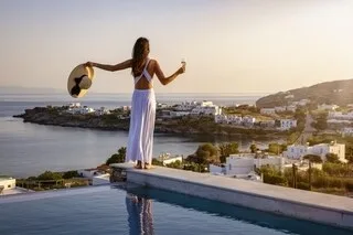 DÉCLARÉE SANS DOMICILE FIXE, ELLE VIVAIT DANS UNE VILLA AVEC PISCINE GRÂCE À UN SYSTÈME DE FRAUDE BIEN RÔDÉ