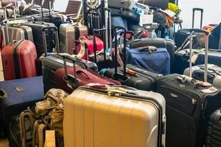 LES HOMMES BOUDAIENT CE « BAGAGE QUI GLISSE », C’ÉTAIT UNE INVENTION MAJEURE : VOICI L’HISTOIRE DE LA VALISE À ROULETTES