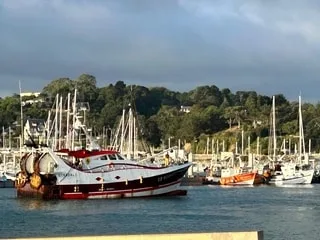 NAUFRAGE DU CHALUTIER BRETON : LE NAVIRE AVEC LES TROIS MARINS RESCAPÉS EST ARRIVÉ À SAINT-QUAY-PORTRIEUX