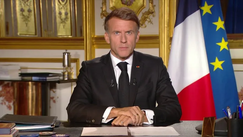 MALGRÉ LA CRISE EN FRANCE, EMMANUEL MACRON PART SUR LE FRONT DU PÉTROLE DANS LE GOLFE POUR « SÉCURISER NOS APPROVISIONNEMENTS » DE CARBURANTS